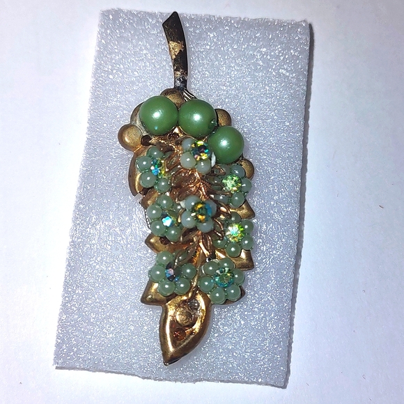 Green Bead Embellished Goldtone Leaf Vintage Brooch - Picture 7 of 10